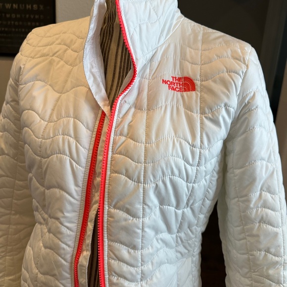 The North Face Women's White Jacket large puffer zip closure & pockets - Picture 6 of 15